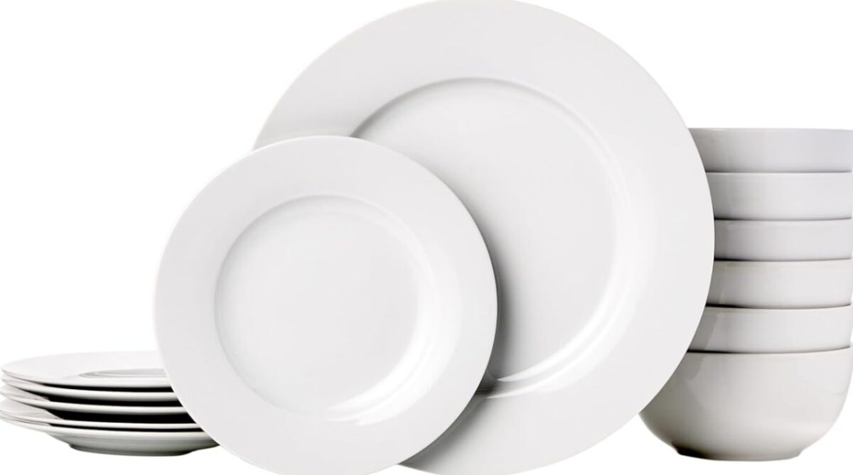 Amazon Basics 18-Piece Kitchen Dinnerware Set, Porcelain Dishes, Bowls - White - Image 1